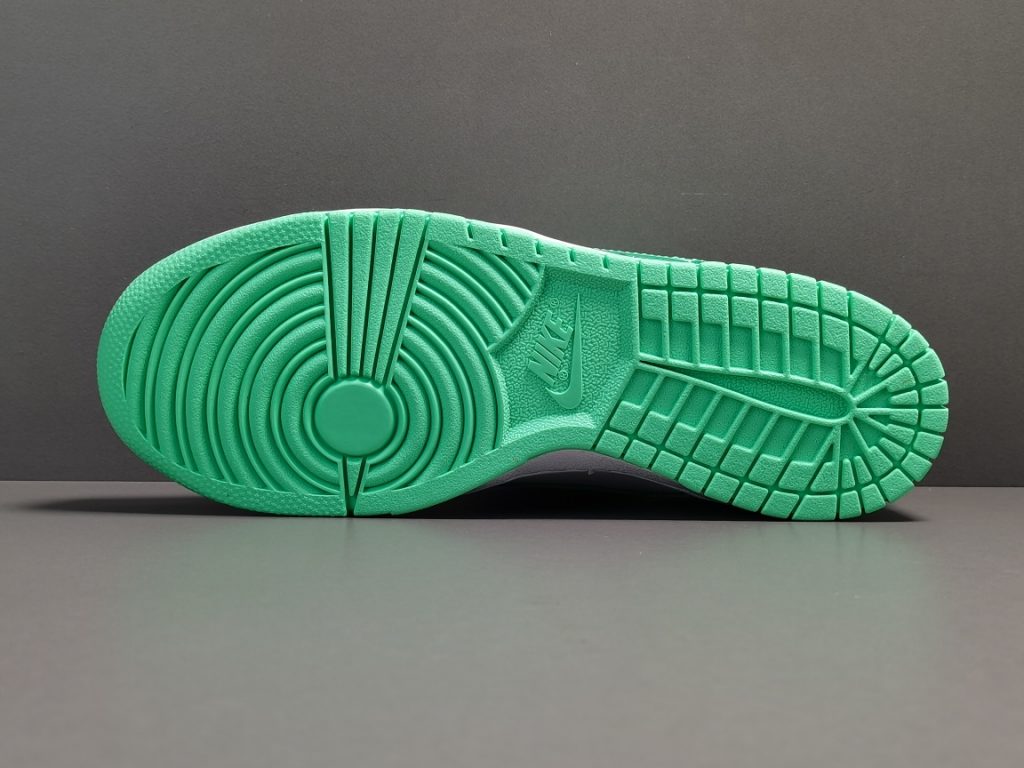 Nike Dunk Low Green Glow (W) – RABBITKICKS